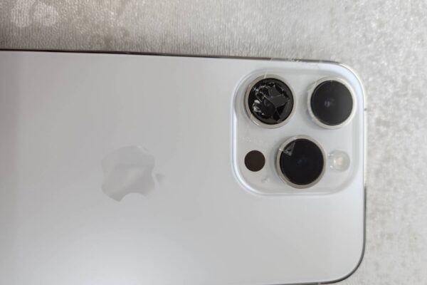 iPhone14のカメラレンズの修理