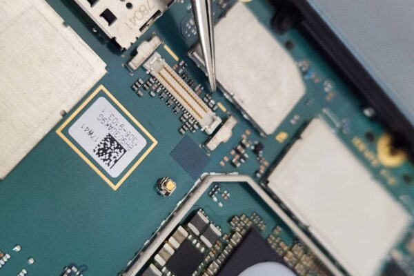 Xperia XZ1 Compactのバックライト故障　基板修理