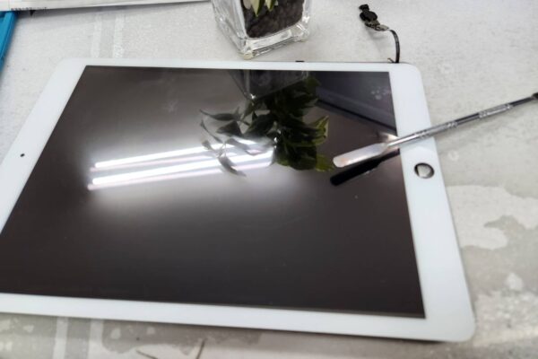 iPad8　ガラス割れ修理