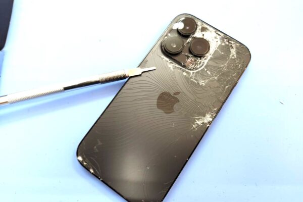 iPhone14Pro　背面ガラス割れ修理