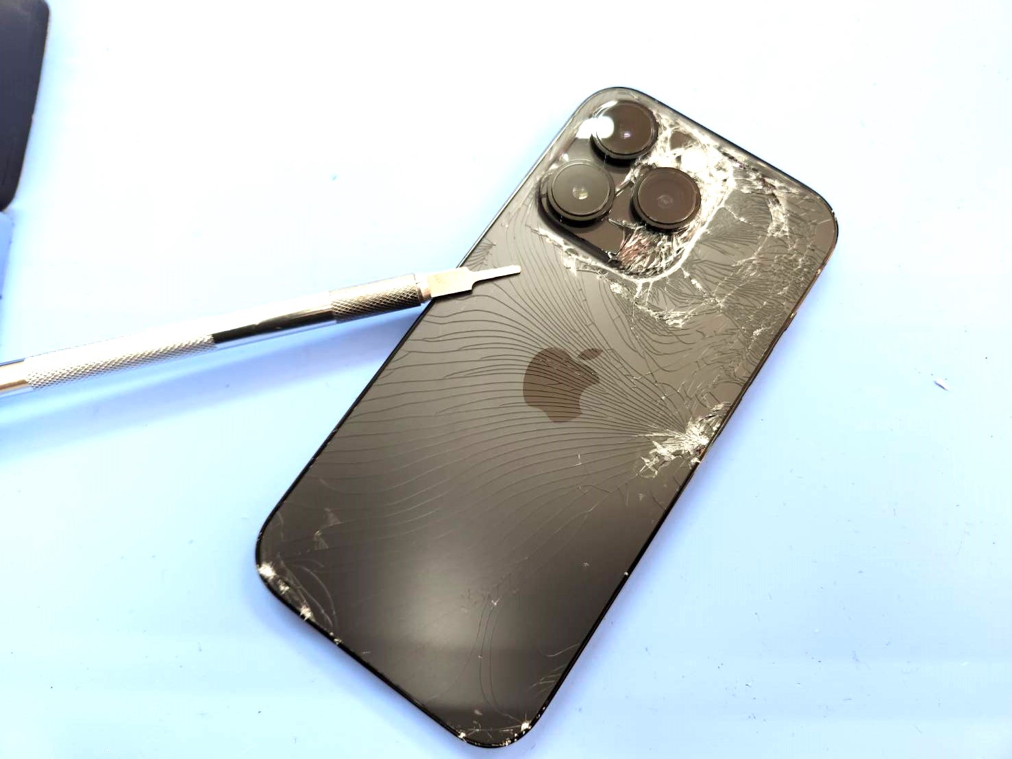 iPhone14Pro　背面ガラス割れ